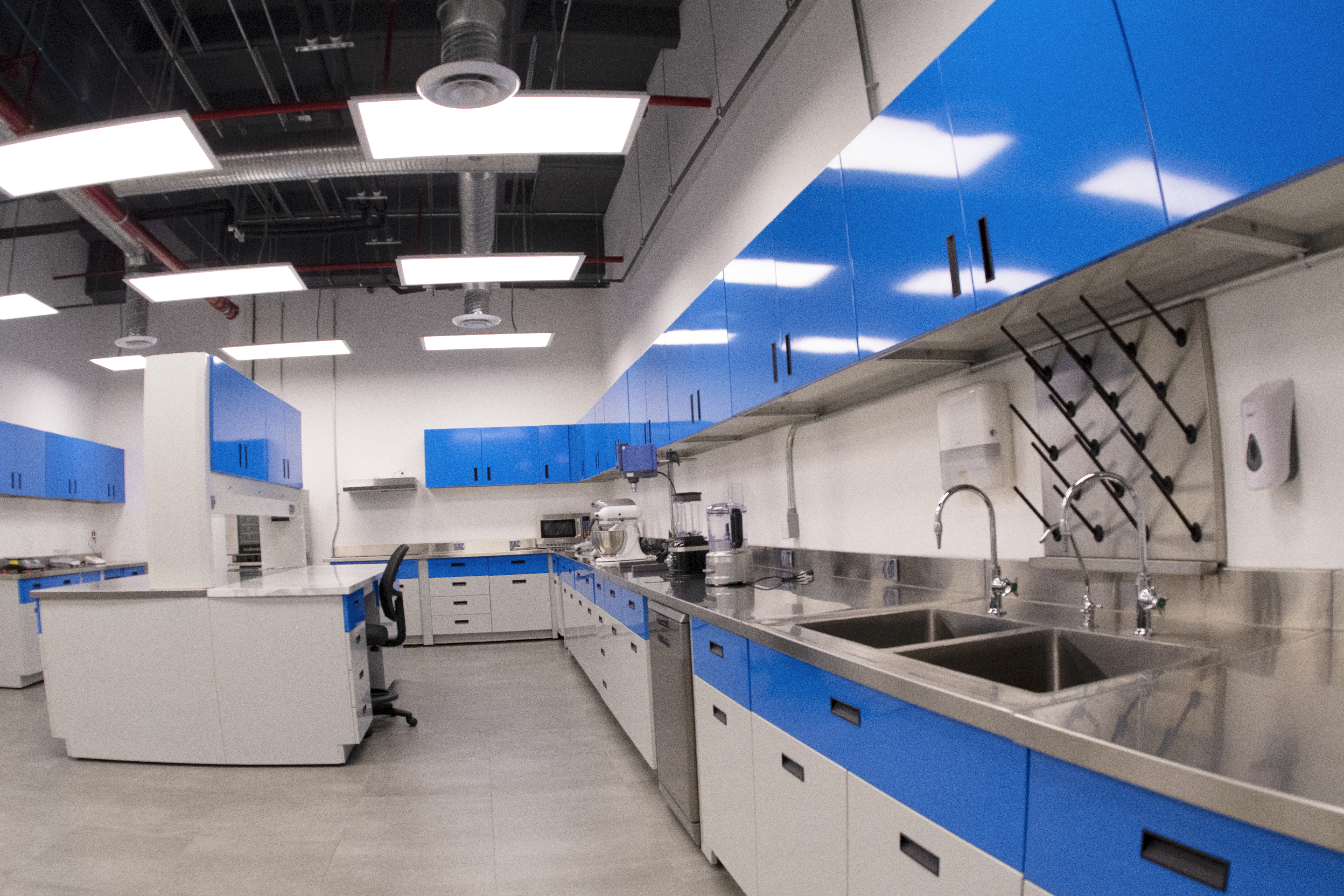 Zona 2: Almacenaje Elevado - Vitrinas y repisas